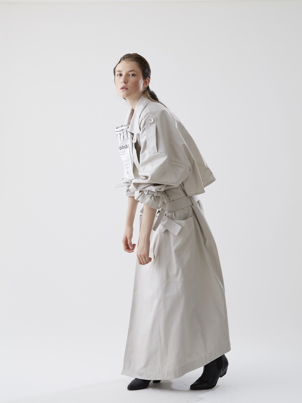 「Metaphor…、WOMEN、2016SS、mode」｜「Metaphor…のアイテム（トレンチコート、グレー系）」を使った、Metaphor…さん（レディース・174cm）の秋コーディネートの1枚目の写真