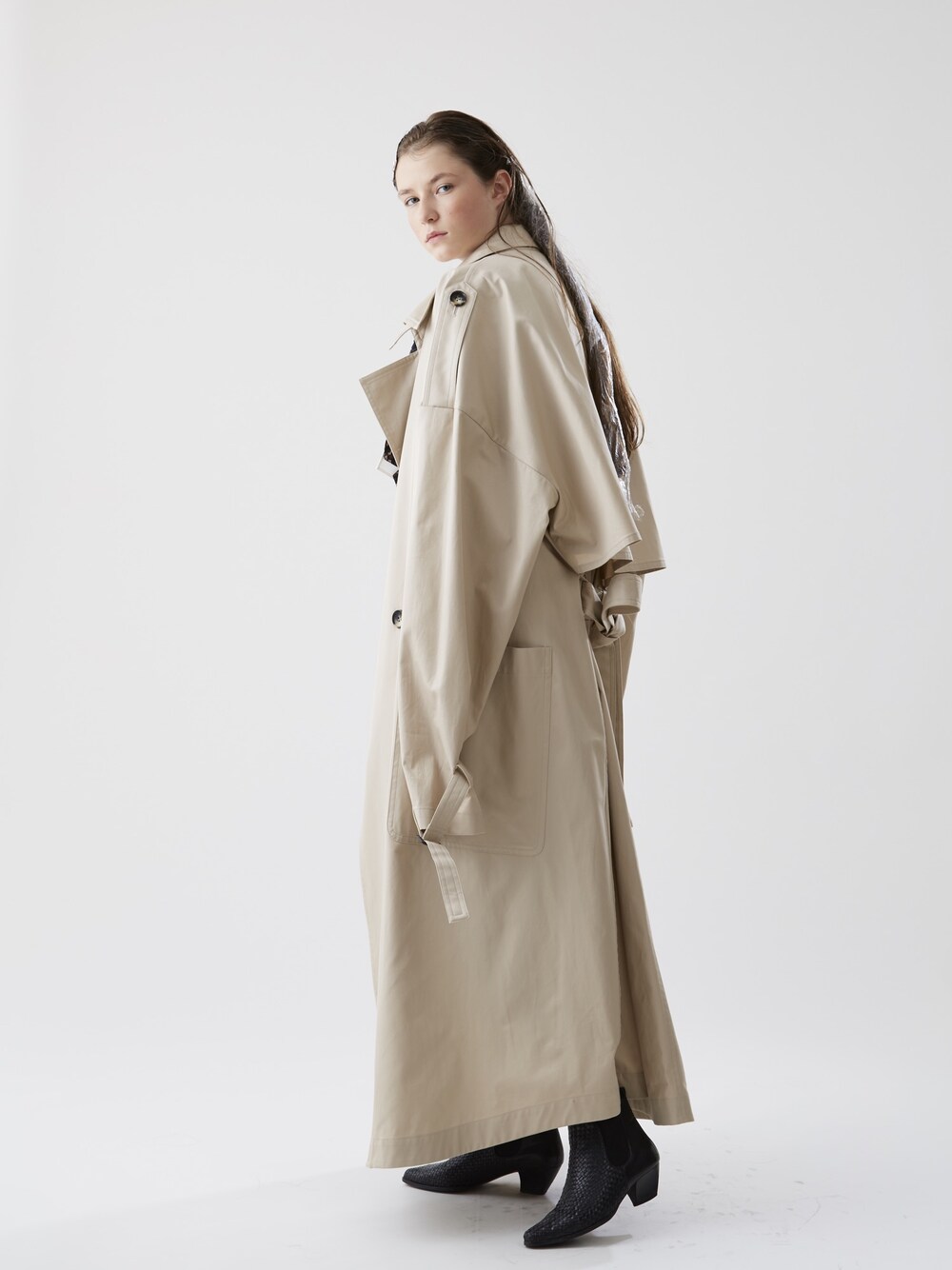 「Metaphor…、WOMEN、2016SS、mode」｜「Metaphor…のアイテム（トレンチコート、ベージュ系）」を使った、Metaphor…さん（レディース・174cm）の秋コーディネートの1枚目の写真