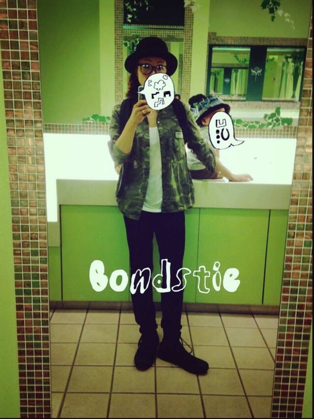 ブラック系のスニーカー、ブラック系のハット、その他のメガネを着用したレディースの秋コーディネートの1枚目の写真