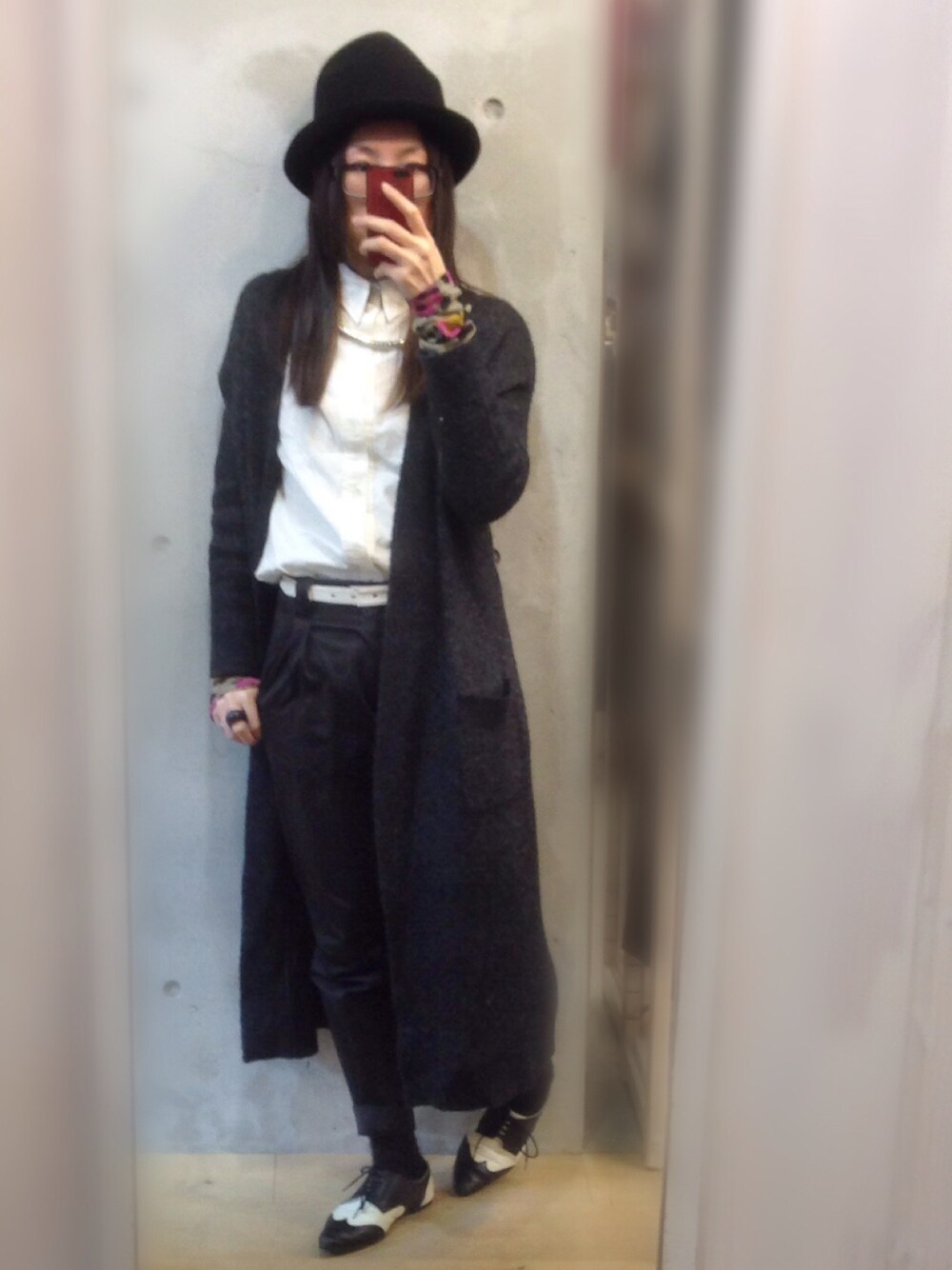 グレー系のカーディガン/ボレロ、ホワイト系のシャツ/ブラウス、ブラック系のシャツ/ブラウスを着用したレディースの冬コーディネートの1枚目の写真