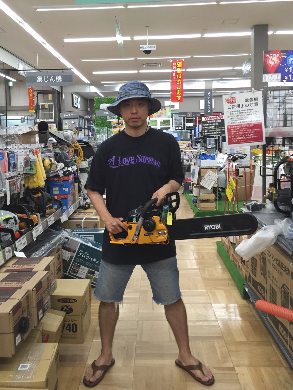 「リーバイス501」｜「Supreme のアイテム（Tシャツ/カットソー、ブラック系）」を使った、わんわんもこもこさん（メンズ・175cm）の夏コーディネートの1枚目の写真