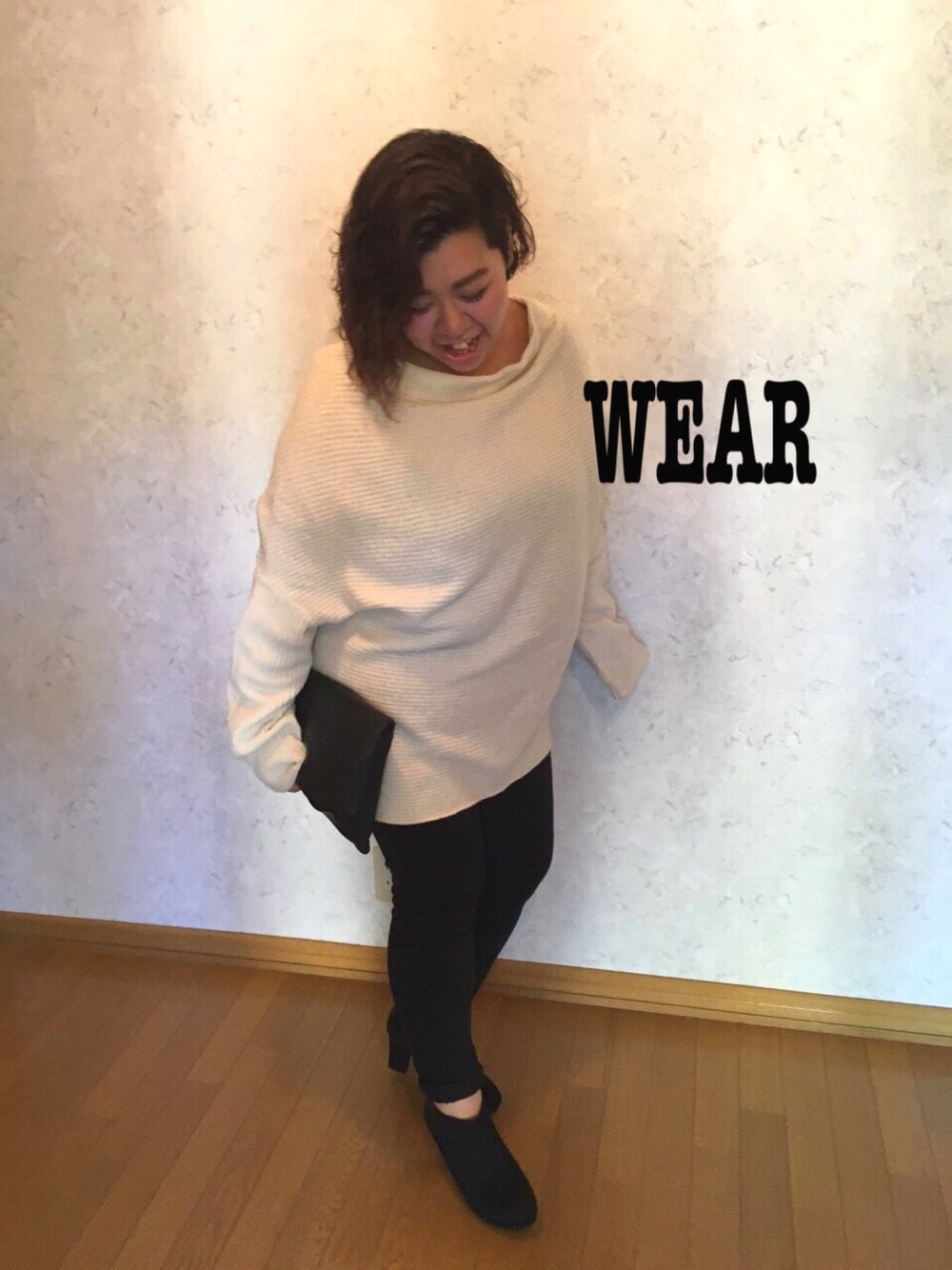 ホワイト系のニット/セーター、ブラック系のその他パンツ、ブラック系のブーティを着用したレディースの秋コーディネートの1枚目の写真