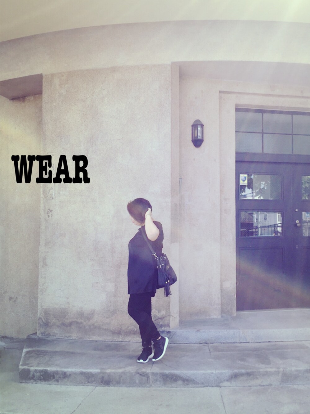 ブラック系のTシャツ/カットソー、ブラック系のパンツ、ブラック系のスニーカーを着用したレディースの秋コーディネートの1枚目の写真