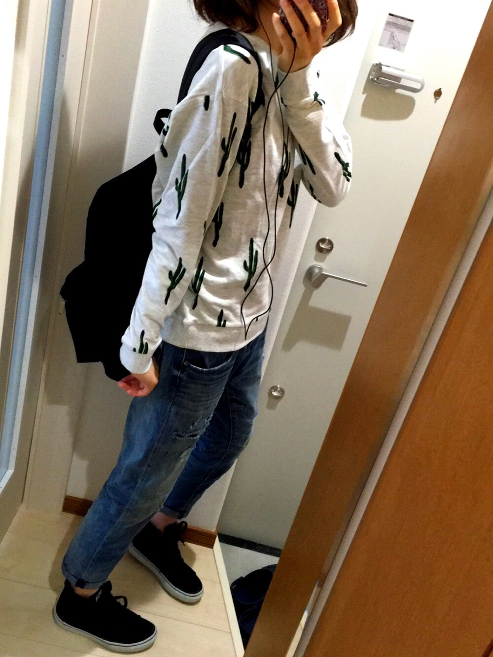 ホワイト系のスウェット、ブルー系のデニムパンツ、ブラック系のバックパック/リュックを着用したレディースの春コーディネートの1枚目の写真