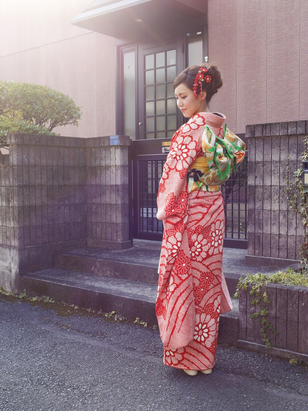 レッド系の浴衣を着用したレディースの冬コーディネートの1枚目の写真