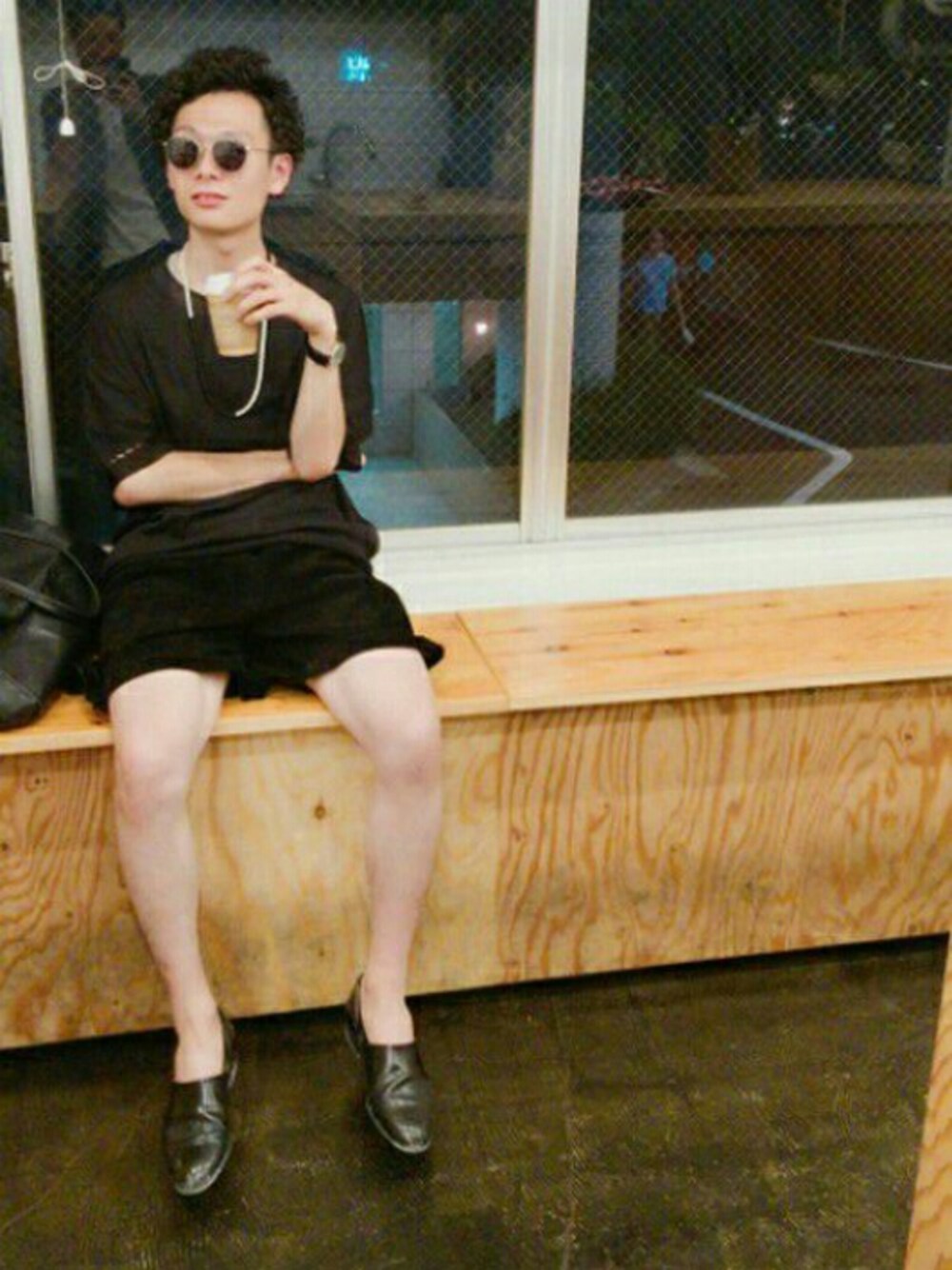 ブラック系のパンツ、ブラック系のトップス、ブラック系のその他シューズを着用したメンズの夏コーディネートの1枚目の写真