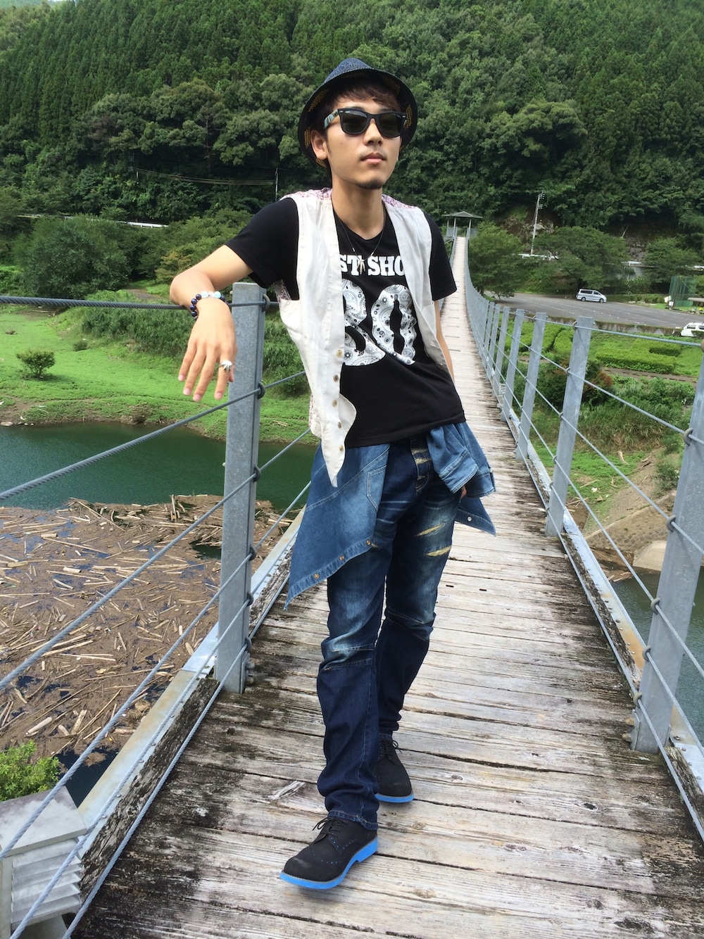 「PPFM、Tシャツ×デニム、ドーナツ、パンドンハット、ハット、ジレ、レイバンサングラス」｜「PPFMのPPFM30周年限定Tシャツ（Tシャツ/カットソー、ブラック系）」を使った、たりーさん(੭ुᐛ)੭ु⁾⁾さん（メンズ・178cm）の夏コーディネートの1枚目の写真