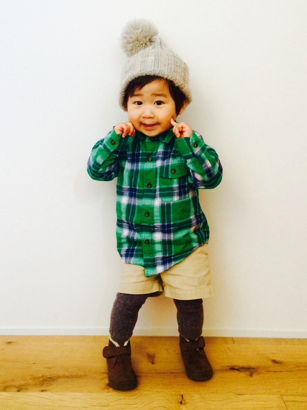 グリーン系のシャツ/ブラウス、ベージュ系のその他パンツ、ブラウン系のブーツを着用したキッズの冬コーディネートの1枚目の写真