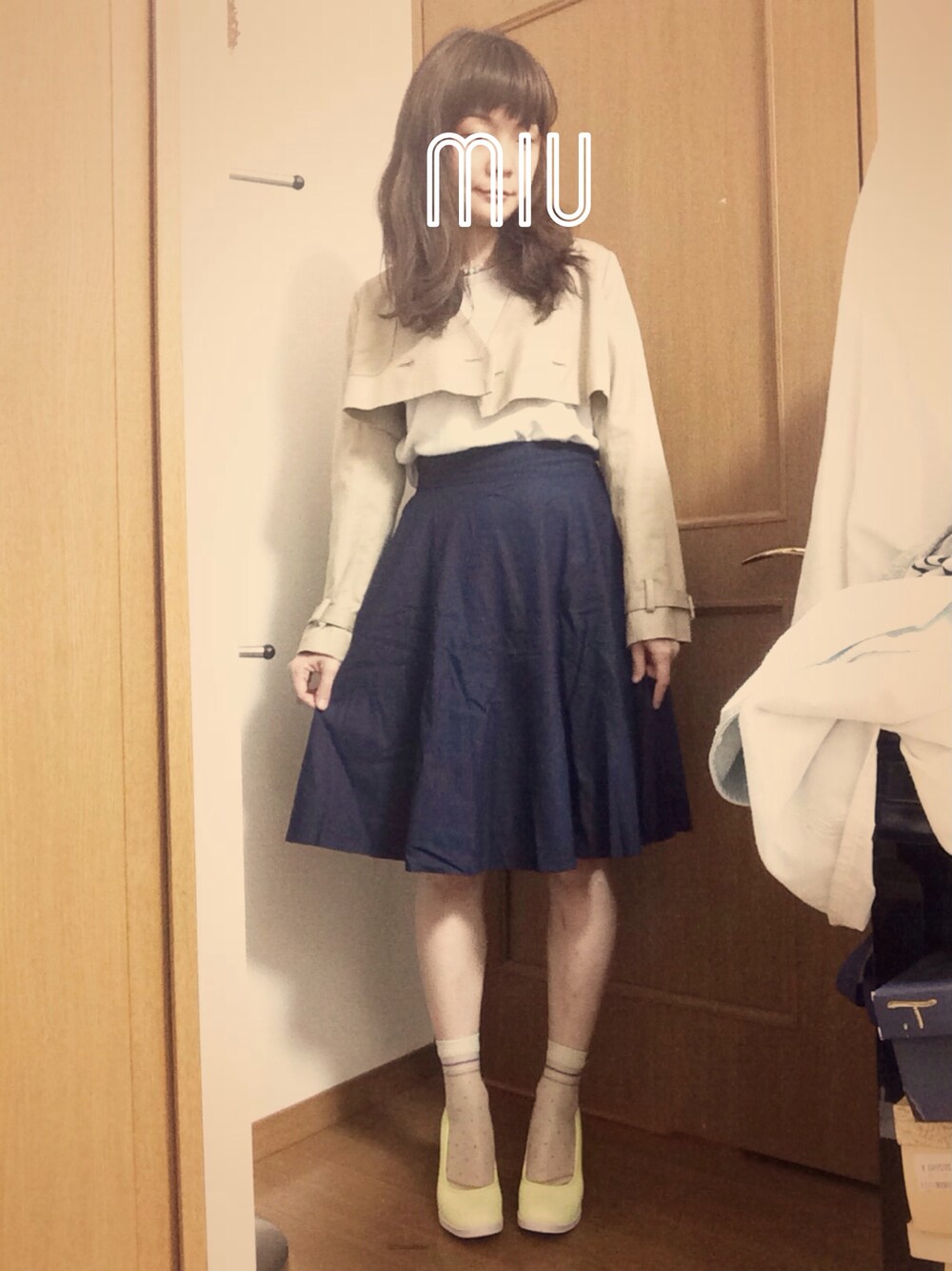 「トレンチ、蛍光カラー、ネオンカラー、パステルカラー、ラインソックス、シースルー、レモンイエロー」｜「A part byの【apart by lowrys】CツイルZIPサーキュラースカート　　543169（スカート、ブルー系）」を使った、miuさん（レディース・156cm）の春コーディネートの1枚目の写真