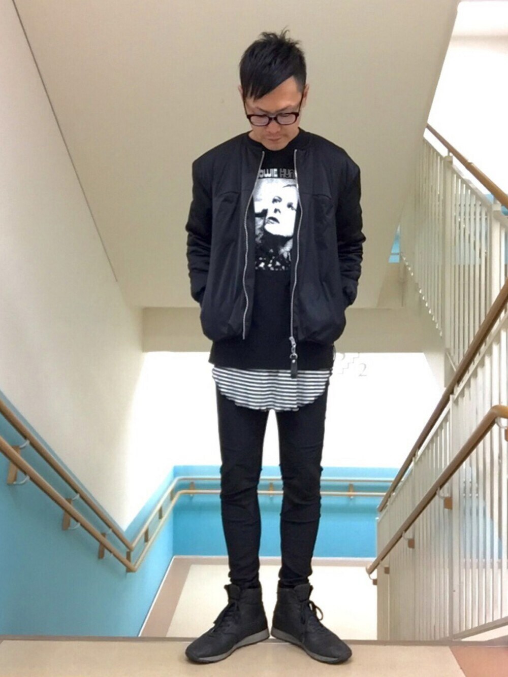 ブラック系のノーカラージャケット、ホワイト系のTシャツ/カットソー、ブラック系のその他パンツを着用したメンズの春コーディネートの1枚目の写真