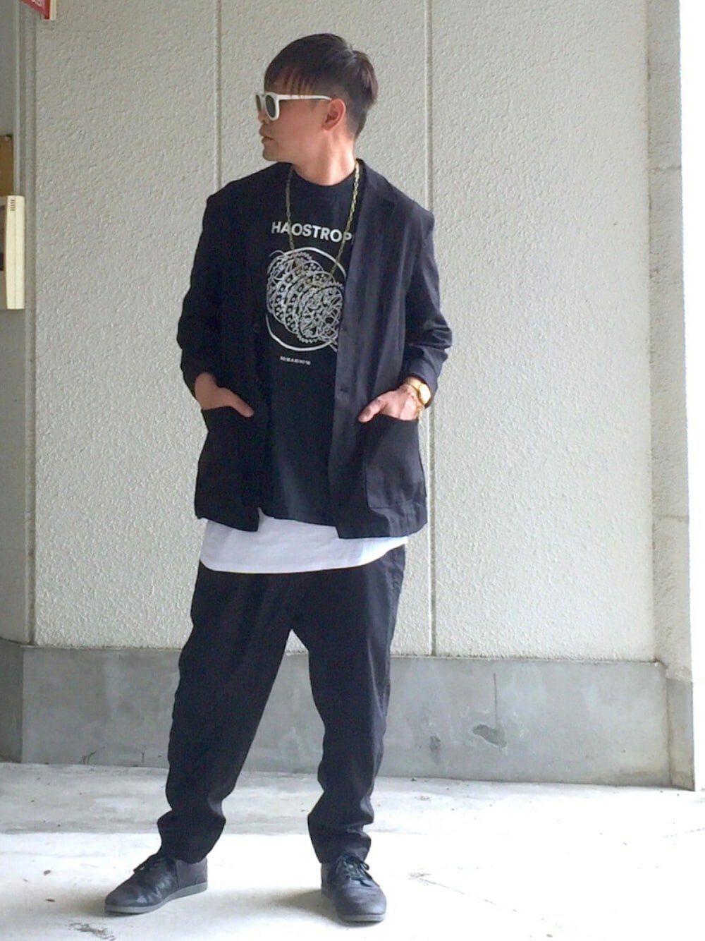 ブラック系のテーラードジャケット、ブラック系のTシャツ/カットソー、ホワイト系のTシャツ/カットソーを着用したメンズの春コーディネートの1枚目の写真