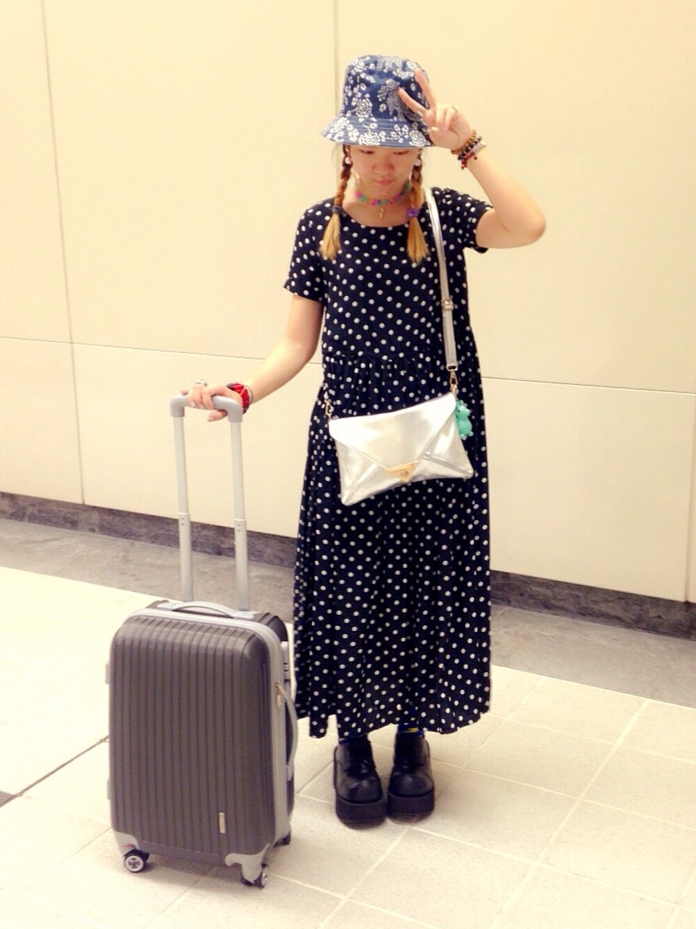 「點點、漁夫帽、旅行、頸鏈、G-SHOCK、Vivienne Westwood、travel、black and white、厚底鞋」｜「Vivienne Westwoodのアイテム（ワンピース、ブラック系）」を使った、發發fa花花さん（レディース・162cm）の秋コーディネートの1枚目の写真
