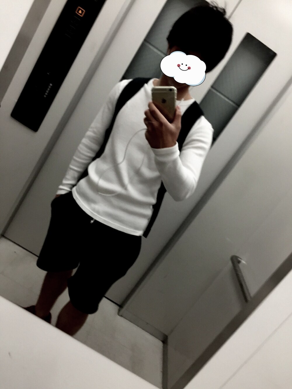 ホワイト系のトップス、グレー系のその他パンツ、レッド系のスニーカーを着用したメンズの春コーディネートの1枚目の写真