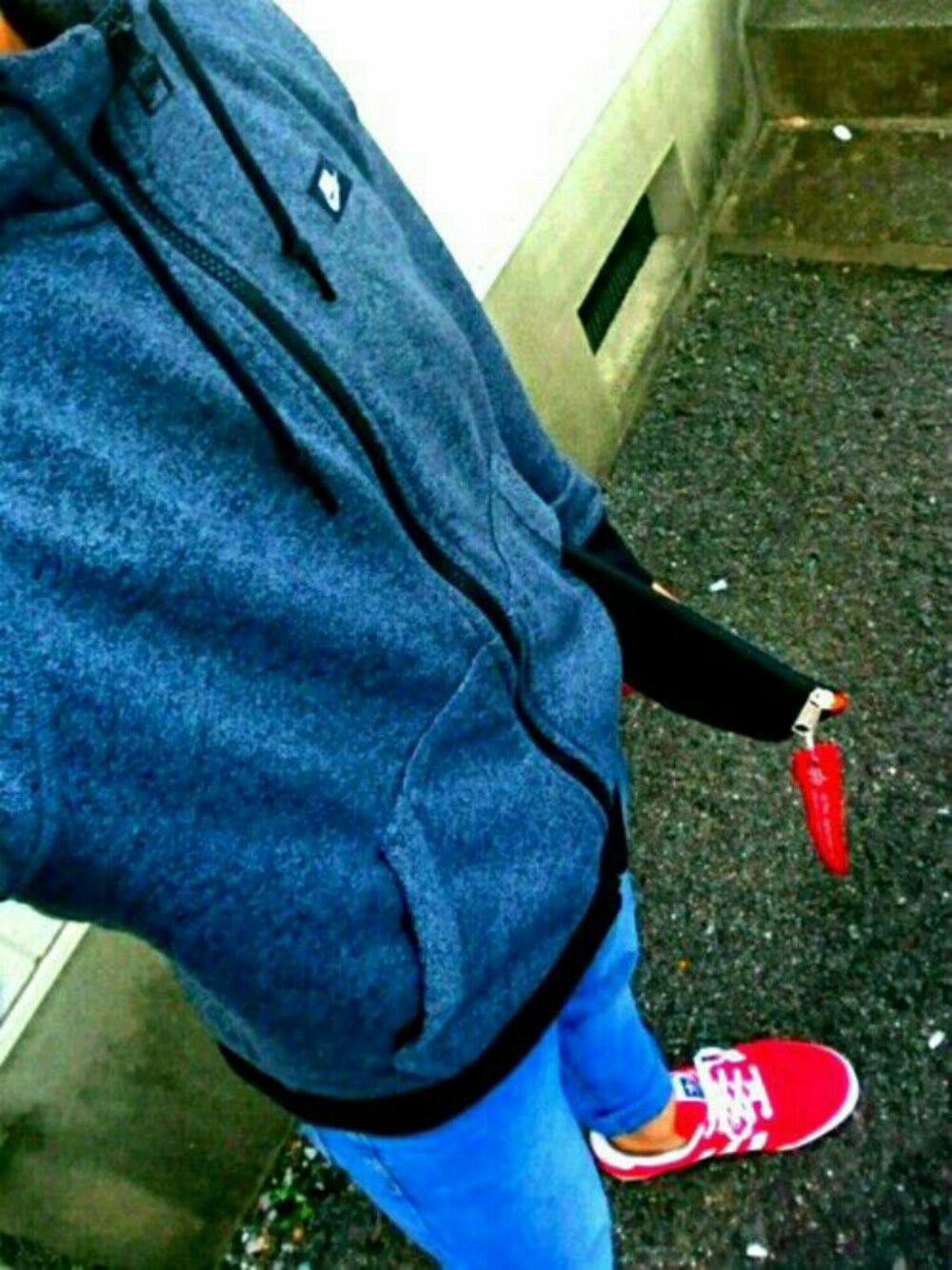 レッド系のスニーカー、シルバー系のその他パンツ、ブラック系のクラッチバッグを着用したメンズの秋コーディネートの1枚目の写真