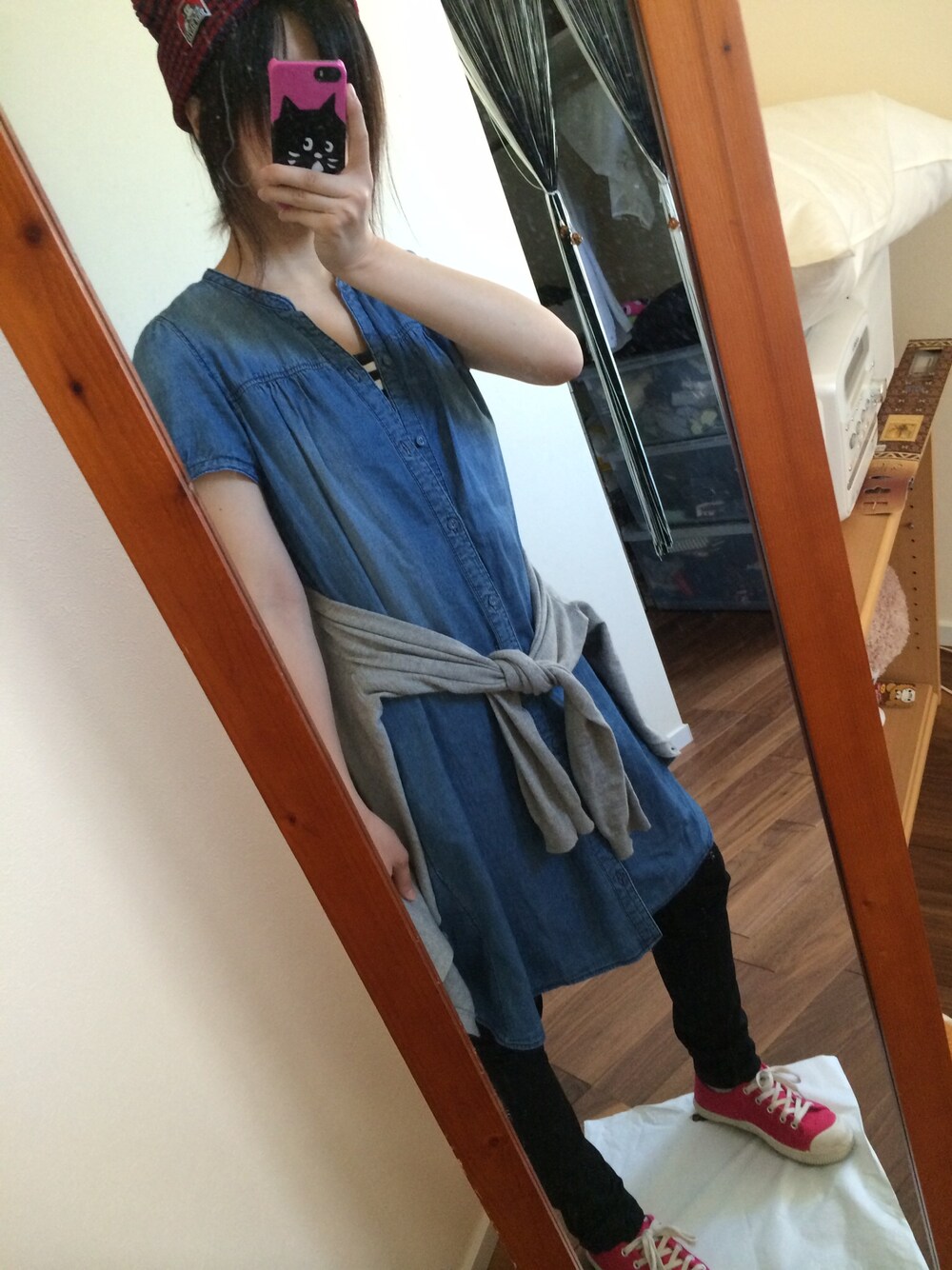 「赤スニーカー、ニット帽」｜「UNIQLOのアイテム（その他パンツ、ブラック系）」を使った、ミムさん（レディース・157cm）の秋コーディネートの1枚目の写真
