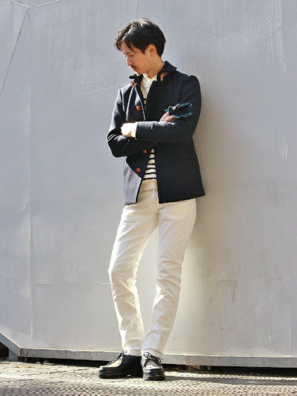 ブルー系のブルゾン、ホワイト系のニット/セーター、ホワイト系のシャツ/ブラウスを着用したメンズの秋コーディネートの1枚目の写真