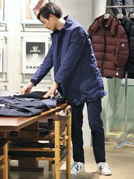 「ホワイトスニーカー」｜「アイテム（ステンカラーコート）」を使った、EDIFICE TOKYO店スタッフ3さん（メンズ・176cm）の冬コーディネート