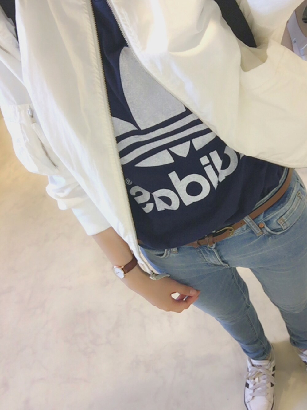 ブルー系のデニムパンツ、ホワイト系のMA-1、ブルー系のTシャツ/カットソーを着用したレディースの春コーディネートの1枚目の写真