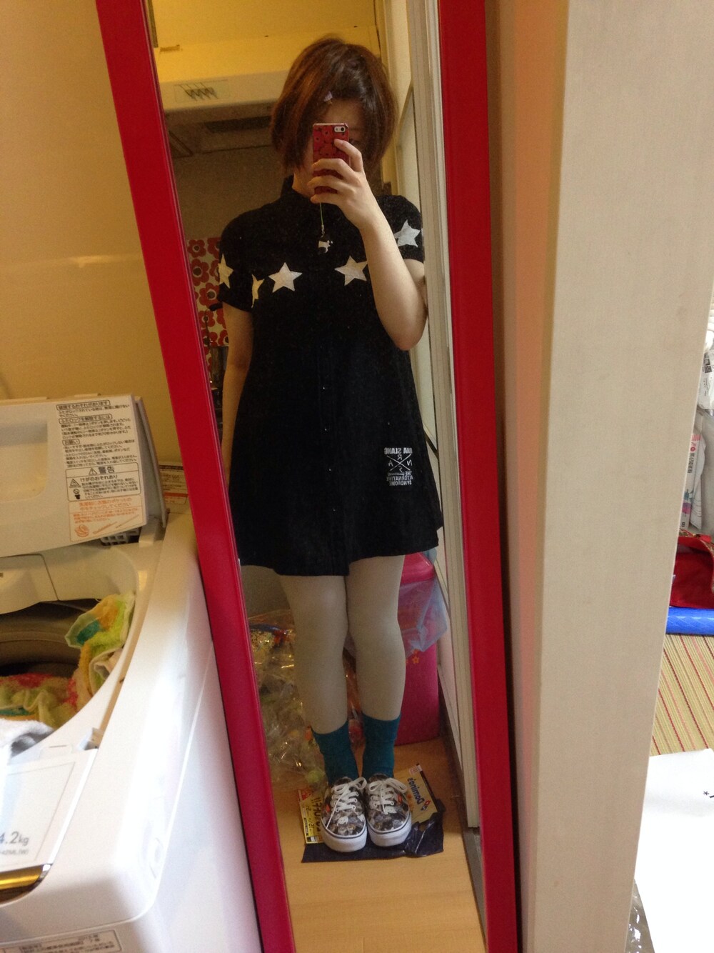 ホワイト系のワンピースを着用したレディースの夏コーディネートの1枚目の写真