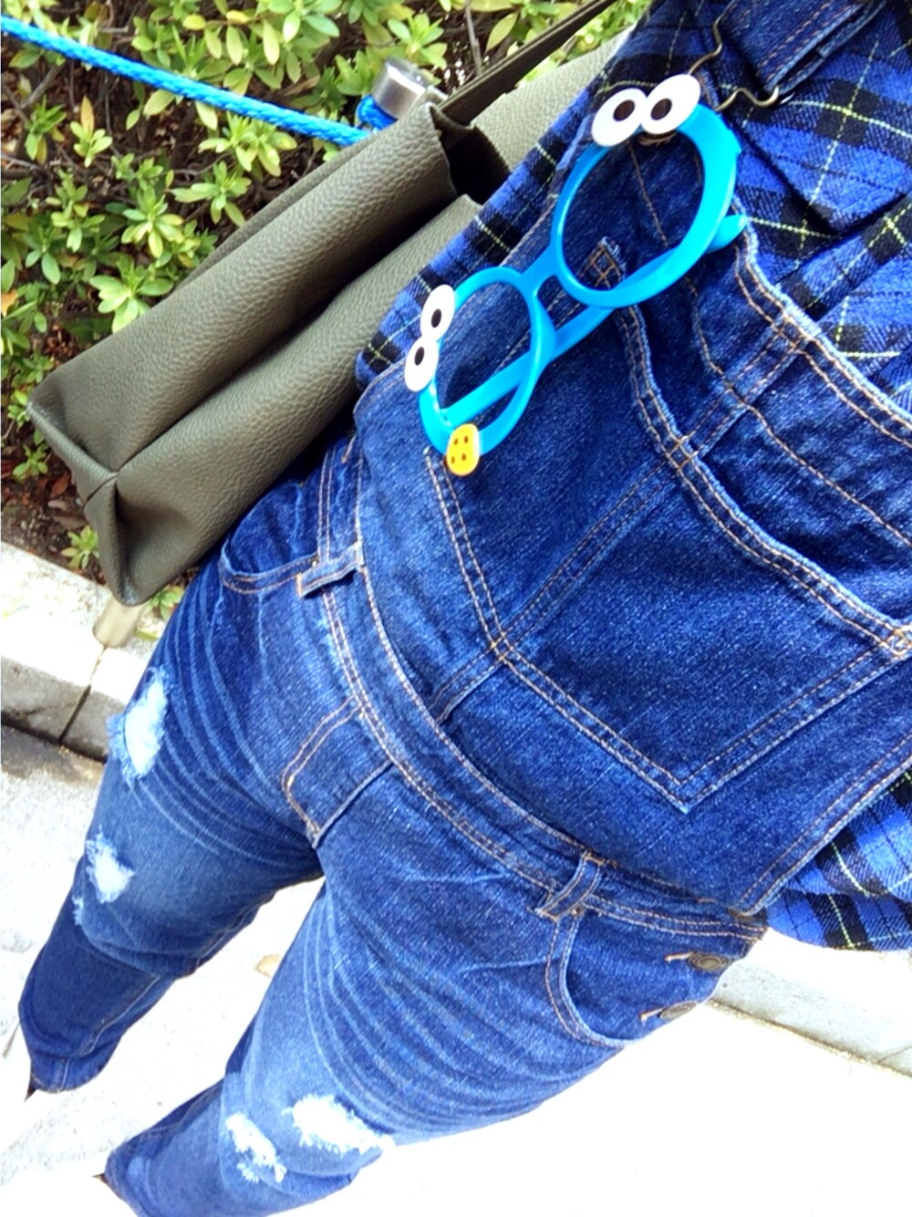 「USJコーデ」｜「Re:EDITのアイテム（サロペット/オーバーオール、ブルー系）」を使った、Tmさん（レディース・159cm）の春コーディネートの1枚目の写真