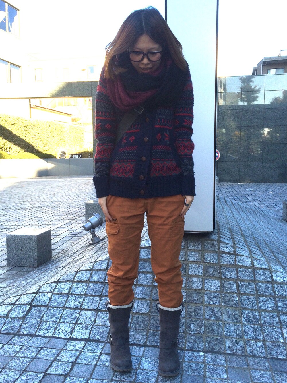 「ニット、ブーツ、コラボ、オレンジ、カーゴパンツ、マフラーぐるぐる、ブーツイン、Timberland、ニットブルゾン」｜「RAY CASSINのアイテム（ブルゾン、レッド系）」を使った、Timberland OnlineShopさん（レディース・162cm）の冬コーディネートの1枚目の写真
