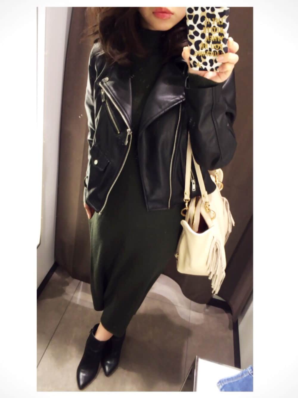 「ZARA、ニットワンピース、カーキ、ライダース、レザージャケット、ブーティ、フリンジバッグ、シンプル、シンプルisBEST」｜「ZARAのアイテム（ライダースジャケット、ブラック系）」を使った、m.さん（レディース・150cm）の冬コーディネートの1枚目の写真