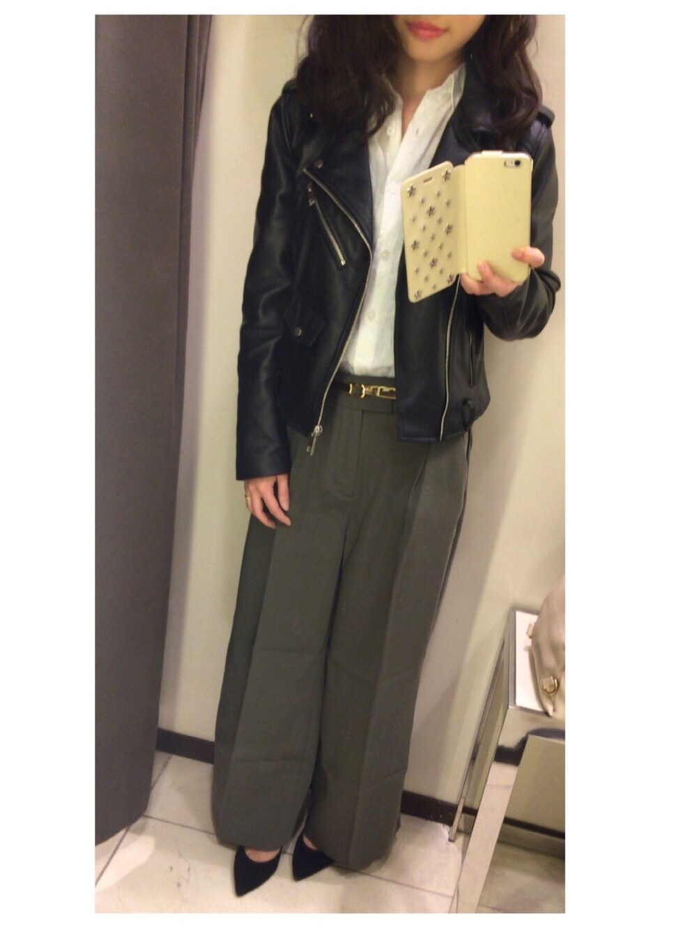 「ワイドパンツ、カーキ、リネンシャツ、大人カジュアル、休日スタイル、シンプルコーデ、ootd、レザージャケット、シャツスタイル、白シャツ」｜「ZARAのアイテム（ライダースジャケット、ブラック系）」を使った、m.さん（レディース・150cm）の春コーディネートの1枚目の写真