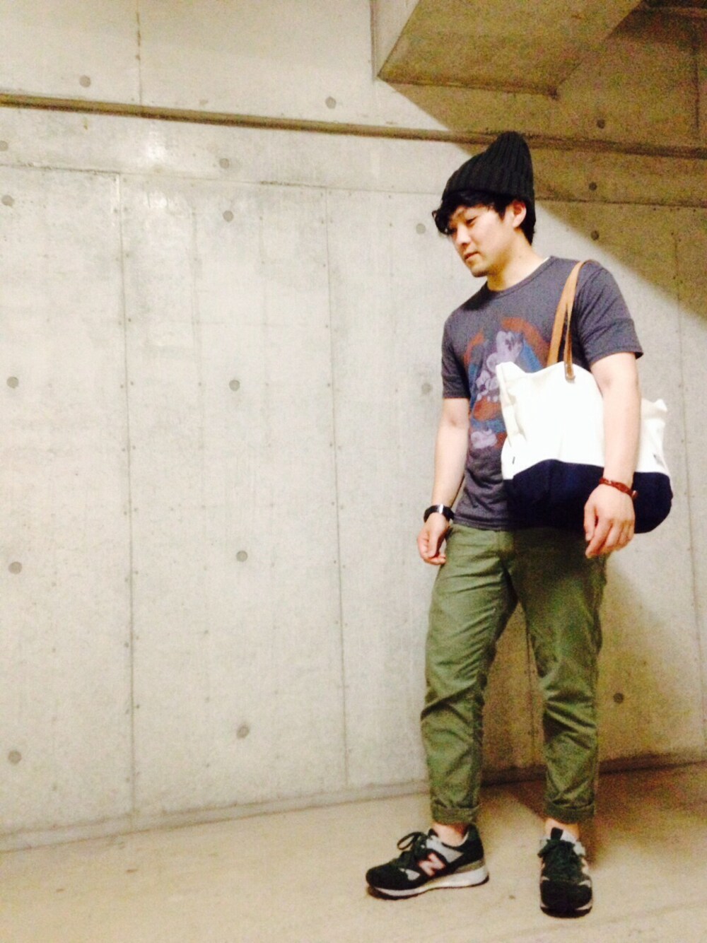 「スニーカー、Tシャツ、時計、エコバッグ」｜「atmos/atmos girlsのNew Balance M577 MADE IN U.K [ニューバランス M577 UK製]（スニーカー、グリーン系）」を使った、mikihiroさん（メンズ・164cm）の夏コーディネートの1枚目の写真
