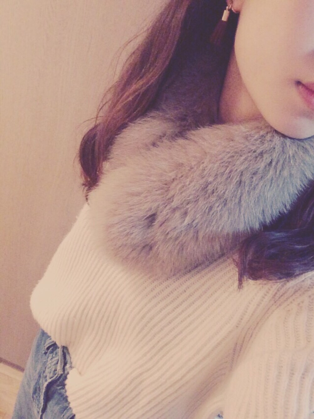 ホワイト系のニット/セーター、ブルー系のデニムパンツを着用したレディースの冬コーディネートの1枚目の写真