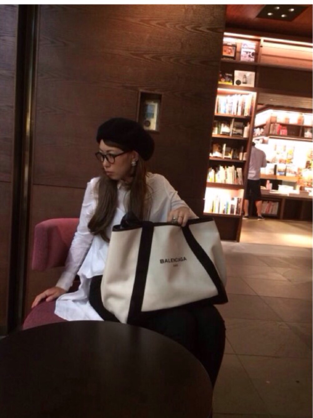 「バレンシアガ、BALENCIAGA、ヴィヴィアンウエストウッド、Vivienne Westwood、ベレー帽、ZARA、白シャツ、白黒」｜「BALENCIAGAのアイテム（トートバッグ、ホワイト系）」を使った、maccoriさん（レディース・167cm）の冬コーディネートの1枚目の写真