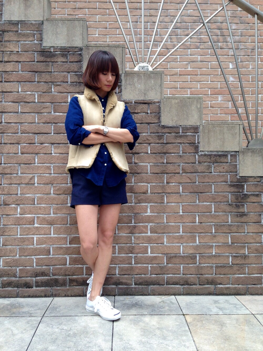 「Gant Rugger、原宿、タックパンツ、シャツスタイル、リラックススタイル、スニーカー」｜「GANT RuggerのＲ．THE BAA BAA（ムートンコート、ベージュ系）」を使った、takamoriさん（レディース・158cm）の秋コーディネートの1枚目の写真