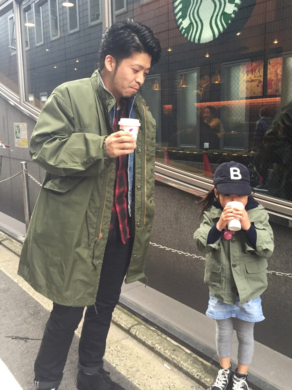 「キッズファッション、5歳、無印良品、リンクコーデ、ミニタリー、コンバース、おんなのこ、パーカー、チャンピオン、親子コーデ」｜「DENIM DUNGAREEのアイテム（キャップ、ブルー系）」を使った、kono___3.さん（キッズ・120cm）の冬コーディネートの1枚目の写真