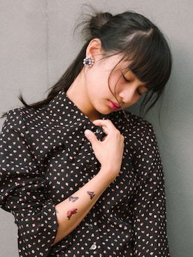 「撮影」｜「アイテム（アクセサリー）」を使った、名和風歌さん（レディース・165cm）の秋コーディネート