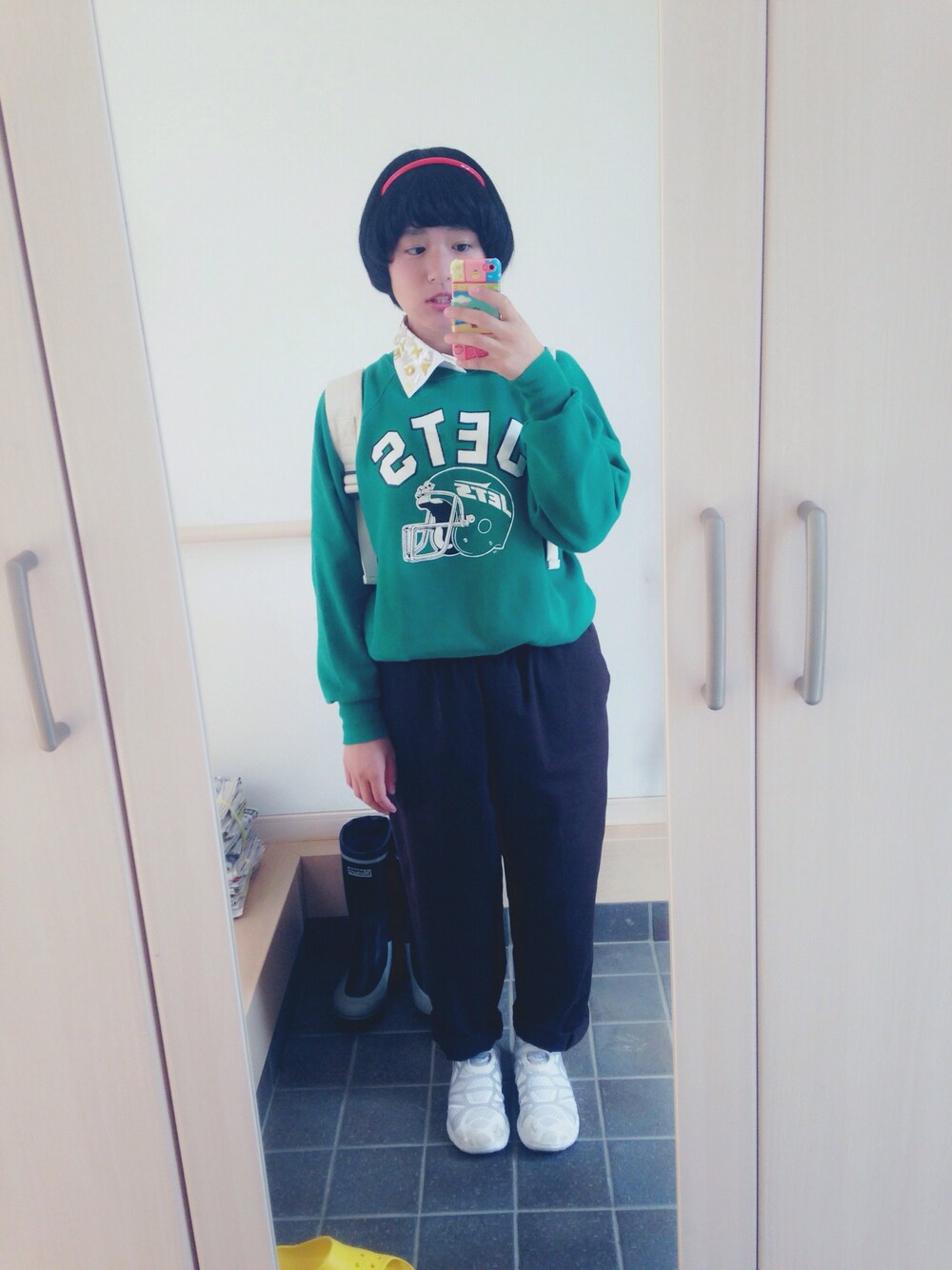 グリーン系のスウェット、ブラウン系のパンツ、ホワイト系のスニーカーを着用したレディースの秋コーディネートの1枚目の写真