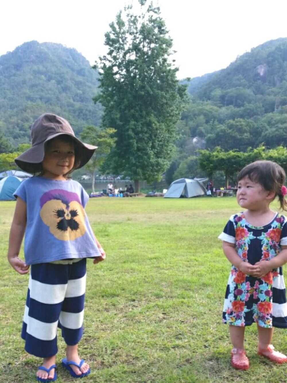 ホワイト系のワンピース、ブルー系のサンダル、レッド系のサンダルを着用したキッズの夏コーディネートの1枚目の写真