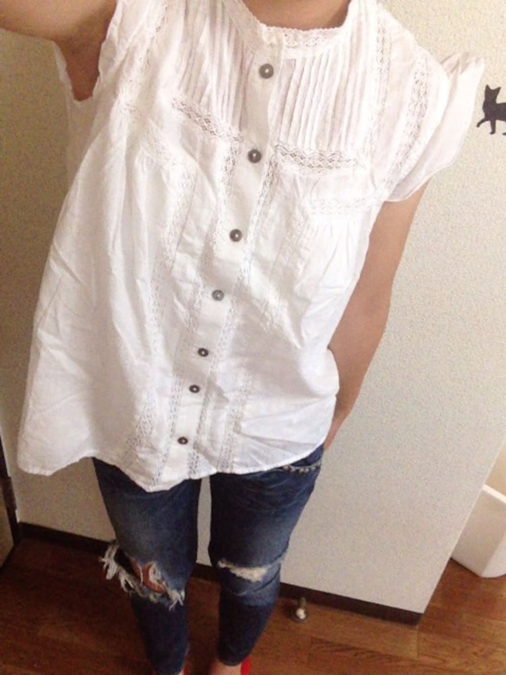 ブルー系のデニムパンツを着用したレディースの夏コーディネートの1枚目の写真