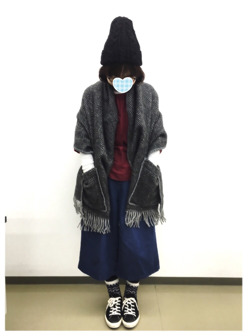 レッド系のシャツ/ブラウス、グレー系のニット/セーター、ブルー系のパンツを着用したレディースの冬コーディネートの1枚目の写真