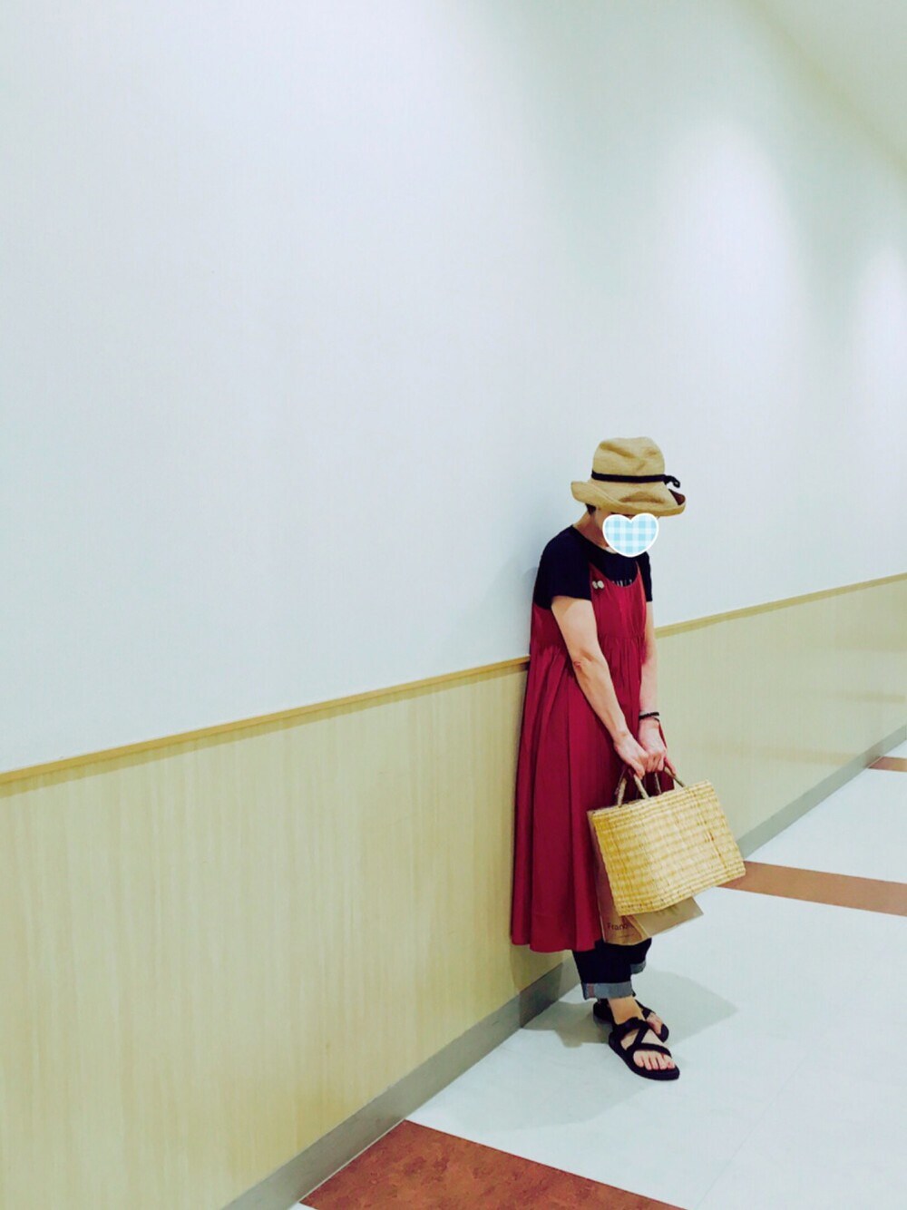 その他のかごバッグ、ブルー系のデニムパンツ、ブラック系のサンダルを着用したレディースの夏コーディネートの1枚目の写真
