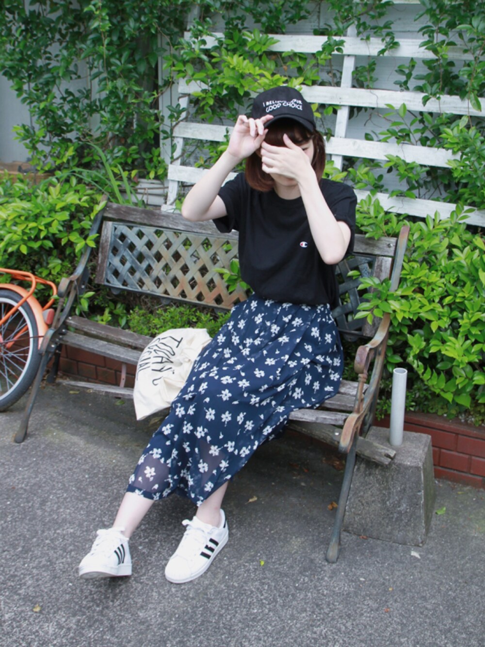 「カジュアルコーデ、スカーチョ、ガウチョパンツ、花柄、チャンピオン、Champion」｜「Championの【CHAMPION】ワンポイントＴシャツ（Tシャツ/カットソー、ブラック系）」を使った、トレンド服のイタフラさん（レディース・161cm）の春コーディネートの1枚目の写真