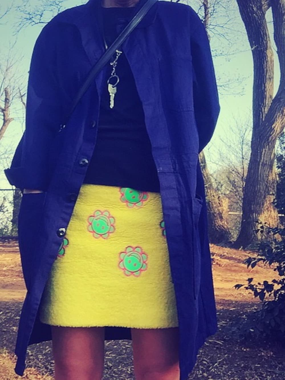 「ピクニック、ミニスカート、ワークコート、キーホルダー、ネックストラップ、春色」｜「WALLのDARIO SKIRT（スカート、イエロー系）」を使った、zhさん（レディース・165cm）の春コーディネートの1枚目の写真