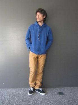 「アイテム（マウンテンパーカー、ブルー系）」を使った、TMT STAFFさん（メンズ・180cm）の春コーディネート