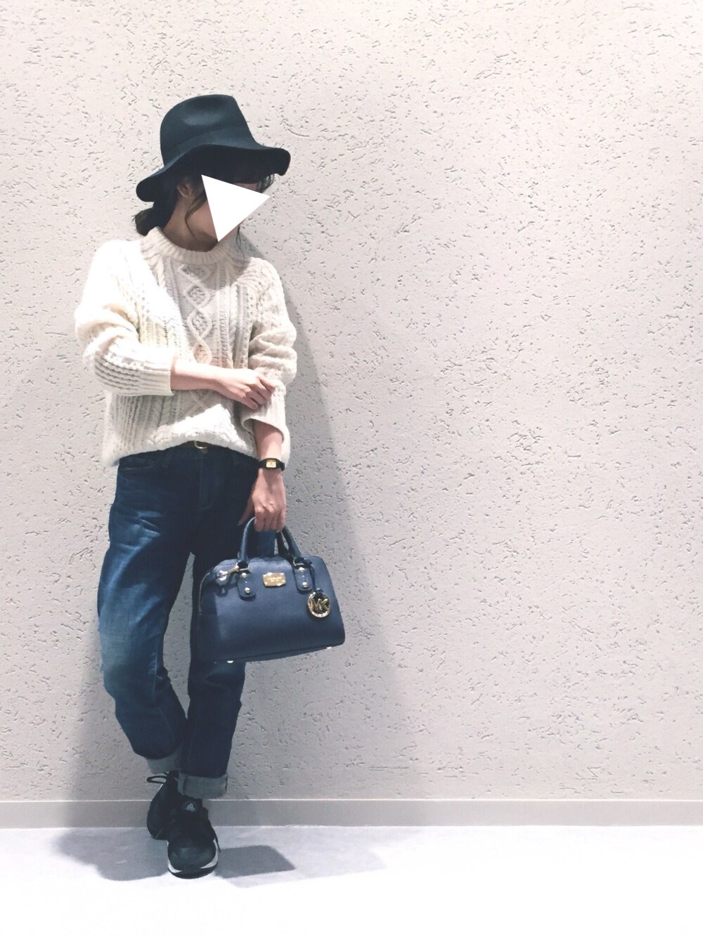 「大人カジュアル、オトナカジュアル、denim、寒い、お団子ヘアー、白ニット、ざっくりニット、秋のコーデ、スニーカー、フェルトハット」｜「cepoのシバサキちゃんコラボ♡（ニット/セーター、ホワイト系）」を使った、k a n a ⍥⃝さん（レディース・151cm）の秋コーディネートの1枚目の写真