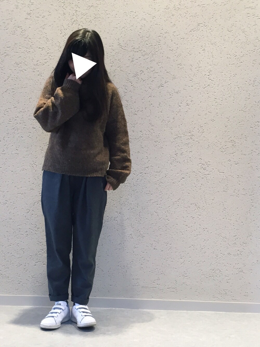 「パンツスタイル、オトナカジュアル、カジュアル、ラクチンコーデ、タートルネック、スタンスミス、adidas」｜「Kastaneのオフタートルプルオーバー（ニット/セーター、ブラウン系）」を使った、k a n a ⍥⃝さん（レディース・151cm）の冬コーディネートの1枚目の写真