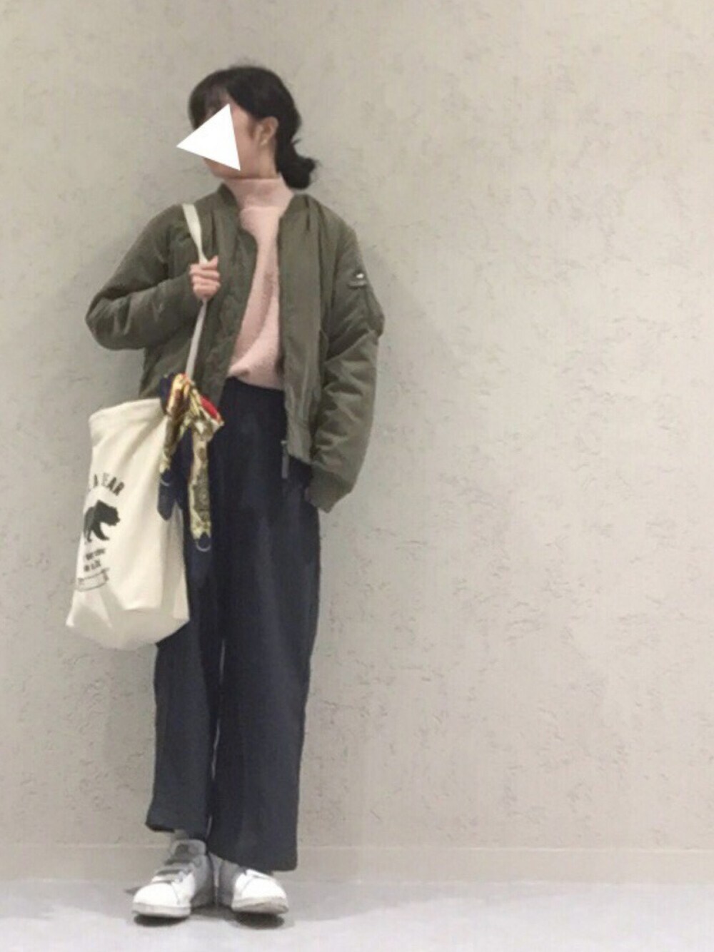 「オトナカジュアル、白スニーカー、シンプル、韓国ファッション、きれいめカジュアル、はるコーデ」｜「DHOLICのサイドスリットモックネックニットプルオーバー（ニット/セーター、ピンク系）」を使った、k a n a ⍥⃝さん（レディース・151cm）の春コーディネートの1枚目の写真