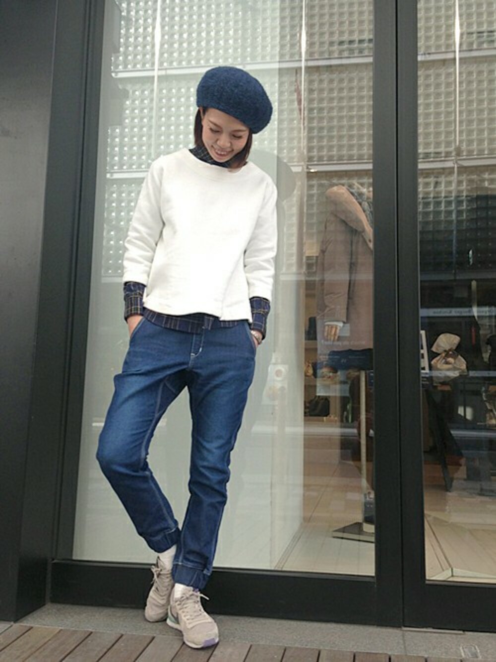 「別注、イージーパンツ、ネルシャツチェック、LEEコラボデニム、And A(スタッフ)」｜「LeeのLEE EASY PANTS【一部予約商品】（デニムパンツ、ブルー系）」を使った、Araiさん（レディース・170cm）の冬コーディネートの1枚目の写真