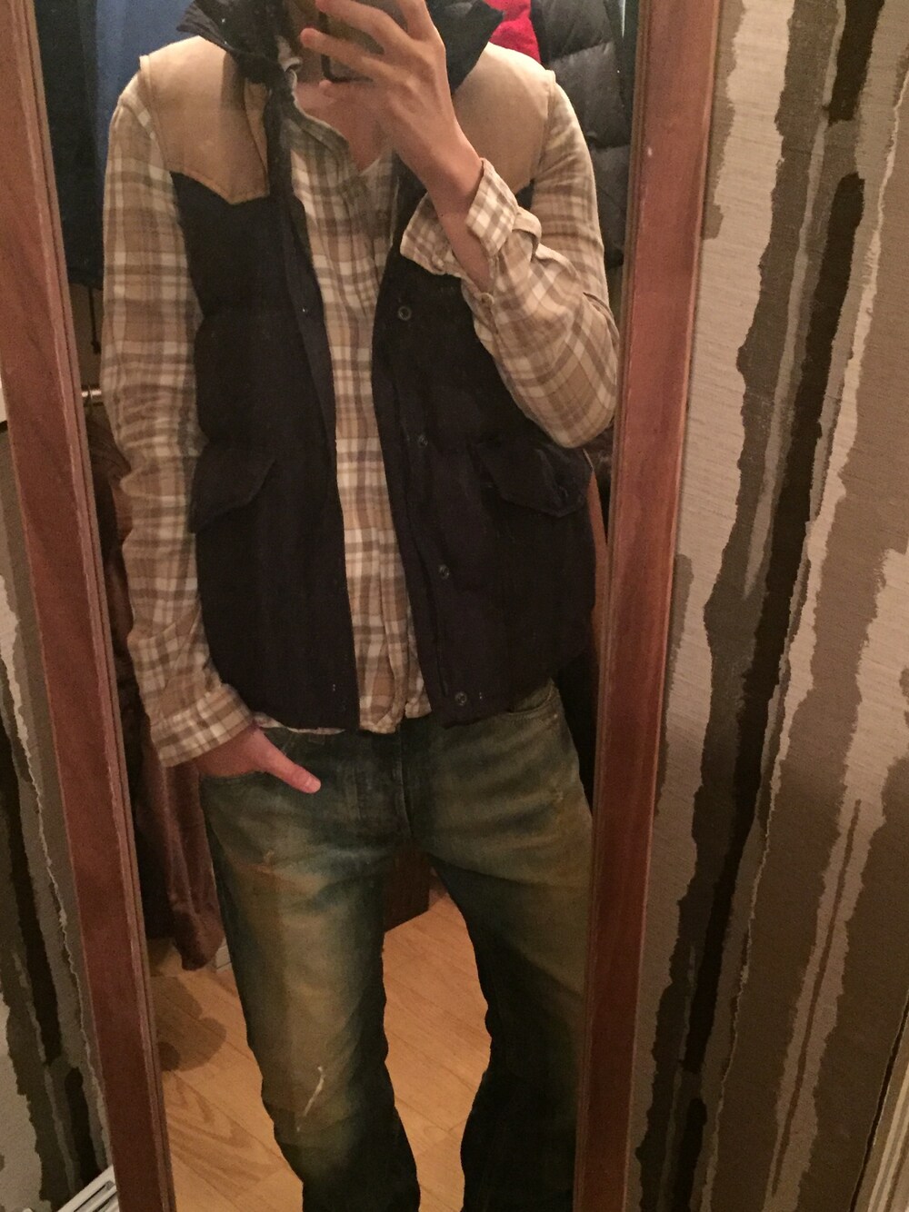 ブルー系のダウンジャケット/コート、グリーン系のデニムパンツ、ベージュ系のシャツ/ブラウスを着用したメンズの秋コーディネートの1枚目の写真