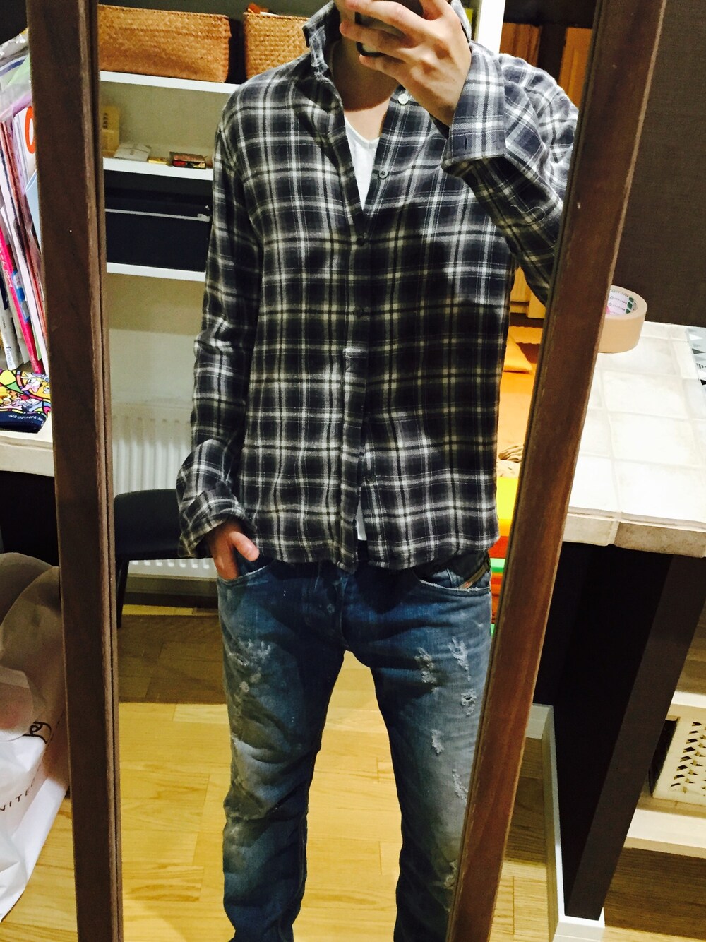 ブラック系のシャツ/ブラウス、ブルー系のデニムパンツ、ホワイト系のTシャツ/カットソーを着用したメンズの秋コーディネートの1枚目の写真