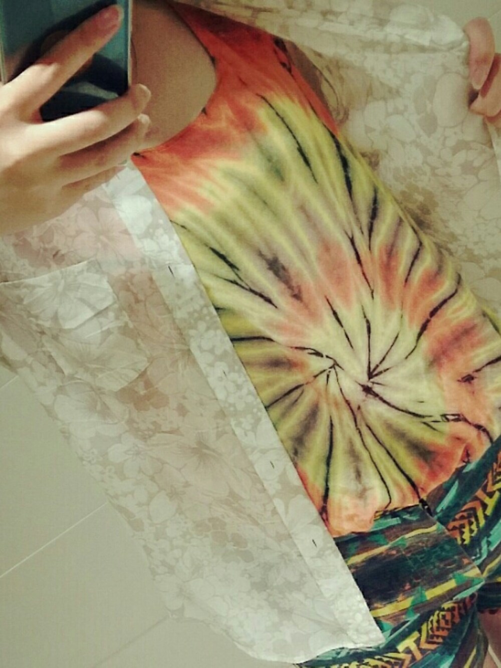 ホワイト系のシャツ/ブラウス、オレンジ系のタンクトップ、グリーン系のその他パンツを着用したレディースの夏コーディネートの1枚目の写真