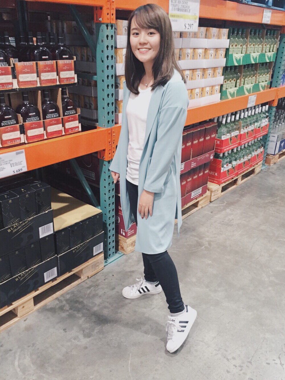 「costco、adidas」｜「adidasのアイテム（スニーカー、ホワイト系）」を使った、inzooさん（レディース・161cm）の春コーディネートの1枚目の写真