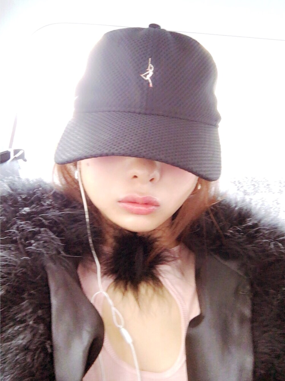 「RICHARDSONのアイテム（キャップ、ブラック系）」を使った、西もなか（FICTION TOKYO）さん（レディース・159cm）の冬コーディネートの1枚目の写真